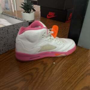 AIR JORDAN 5
RETRO (GS)

WHITE/PINKSICLE-SAFETY ORANGE
BLANC/GLACE ROSE